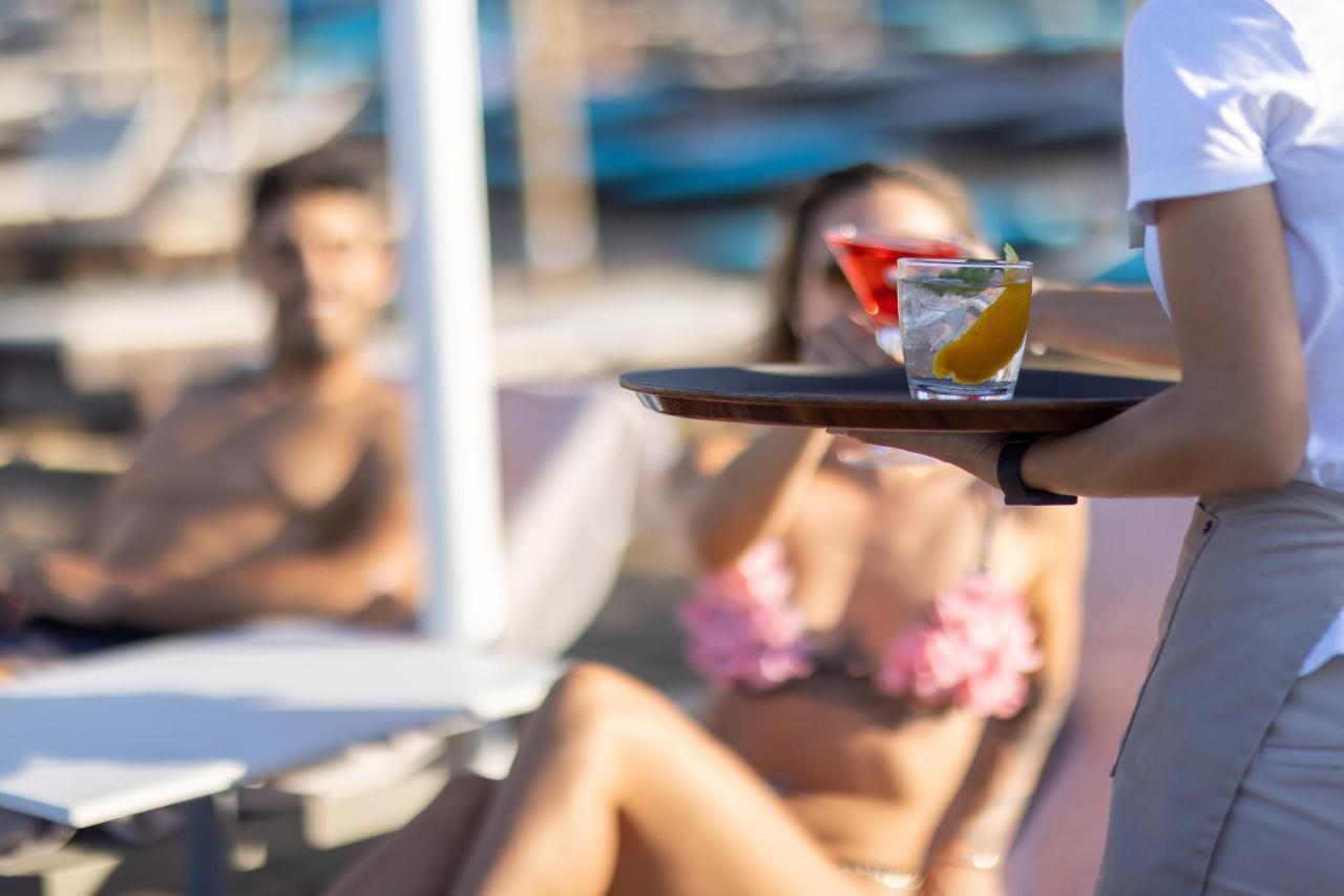 เยียนนูลิส ซานตามารีนา บีช โฮเต็ล Hotel Agia Marina  ภายนอก รูปภาพ